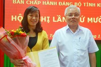 Bí thư Tỉnh ủy Sóc Trăng Phan Văn Sáu trao quyết định và chúc mừng đồng chí Phạm Lệ Lam.