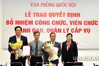 Trưởng Ban Dân nguyện Nguyễn Thanh Hải và Phó Bí thư Thường trực Đảng ủy cơ quan Văn phòng Quốc hội Nguyễn Đức Thụ trao quyết định cho các ông: Trần Hồng Cẩn, Đinh Văn Bản.