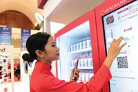 Dịch vụ ngân hàng số đang phát triển mạnh, tạo thuận lợi cho người tiêu dùng. Ảnh: Đức Thanh.