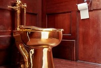 Toilet được trưng bày ở Cung điện Blenheim trước khi biến mất ngày 14/9. Ảnh: PA.