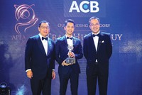 Tại Lễ vinh danh Doanh nghiệp xuất sắc châu Á - Thái Bình Dương (APEA), ACB đã vinh dự nhận 2 giải thưởng quan trọng. Cụ thể, ACB nhận giải “Doanh nghiệp xuất sắc” và Chủ tịch HĐQT Trần Hùng Huy nhận giải “Doanh nhân xuất sắc”. Để đạt được những giải thưởng này, ACB và cá nhân ông Trần Hùng Huy đã đảm bảo được các các tiêu chí như kết quả hoạt động kinh doanh tích cực, có nhiều hoạt động thể hiện sự nỗ lực trong cải tiến chất lượng dịch vụ, gia tăng tiện ích cho khách hàng, đồng thời thực hiện c