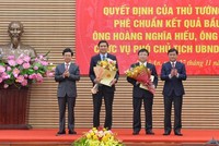 Các đồng chí Nguyễn Xuân Sơn, Phó Bí thư Thường trực Tỉnh ủy, Chủ tịch HĐND tỉnh Nghệ An và Thái Thanh Quý, Ủy viên Dự khuyết Trung ương Đảng, Phó Bí thư Tỉnh ủy, Chủ tịch UBND tỉnh trao các quyết định và chúc mừng đồng chí Hoàng Nghĩa Hiếu và Bùi Đình Long.