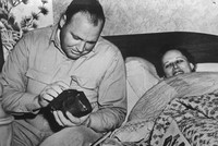 Ann Hodges cùng chồng quan sát mảnh thiên thạch. Ảnh: Vintage News Daily.