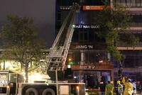 Xe thang được cảnh sát huy động đến hiện trường. Ảnh: N.H.