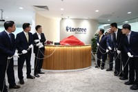 Ông Kwon Hee Baek, CEO của Hanwha Investment & Securities cùng các CEO của các công ty thành viên Tập đoàn Hanwha tại Việt Nam (ông Baek Jong Guk, CEO Hanwha Life Việt Nam; ông Cheon Du Hwan, CEO Hanwha Techwin Việt Nam; ông Kim Gyeong Won, CEO Hanwha Aerospace Việt Nam…) đã đến tham dự và chúc mừng cho sự khởi đầu mới của Pinetree Securities.