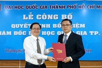 Bộ trưởng Bộ Nội vụ Lê Vĩnh Tân trao quyết định cho PGS.TS Nguyễn Minh Tâm.