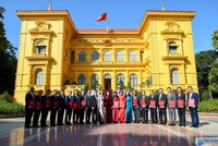 Ảnh: Thế giới và Việt Nam.