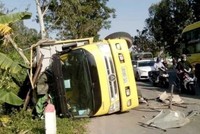 Chiếc xe tải nằm lật nghiêng bên vệ đường.