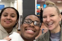 Sia (ngoài cùng phải) bị người hâm mộ nhận ra. Ảnh: Boredpanda.