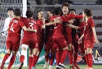 Niềm vui của đội tuyển bóng đá nữ Việt Nam khi nhận huy chương vàng.