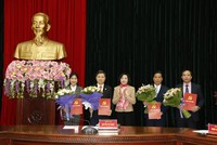 Bí thư Tỉnh ủy Ninh Bình trao quyết định và chúc mừng các đồng chí.