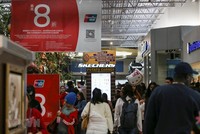 Người dân mua sắm trong dịp Lễ Tạ ơn ở Ontario, California của Mỹ, ngày 28/11 vừa qua. (Ảnh: THX/TTXVN).