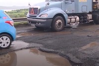 Quốc lộ 1 qua Phú Yên bị hư hỏng nặng gây nhiều vụ tai nạn giao thông. Ảnh: Xuân Hoa.