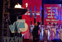 Đồng chí Nguyễn Anh Tuấn, Bí thư Thường trực Trung ương Đoàn, Chủ tịch Hội LHTN Việt Nam thắp ngọn đuốc thanh niên. (Ảnh: Linh Anh/TTXVN)