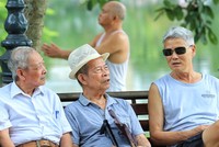 Các cụ già Hà Nội bên hồ Gươm. Ảnh: Giang Huy.