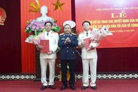 Phó Viện trưởng VKSND Tối cao Bùi Mạnh Cường trao quyết định bổ nhiệm cho ông Nguyễn Hoài Nam (phải) và Lê Xuân Hùng (trái).