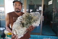 Surachet Chanchu cùng với khối sáp mà anh tin là cục nôn cá voi trị giá hơn nửa 15 tỷ đồng.