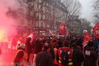 Hàng nghìn người tham gia bãi công phản đối cải cách hưu trí của chính phủ tại thủ đô Paris, Pháp, ngày 5/12. (Ảnh: THX/TTXVN)