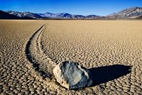 Hòn đá tự di chuyển ở thung lũng Chết. Ảnh: Wikipedia.