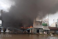 Đám cháy bùng phát dữ dội. (Ảnh: Huỳnh Sử/TTXVN)