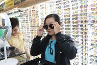 Một cửa hàng bán kính thời trang của MWG.