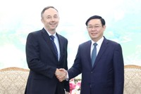 Phó Thủ tướng Vương Đình Huệ tiếp ông Chris Helzer, Phó Chủ tịch Tập đoàn Nike. Ảnh: VGP/Thành Chung