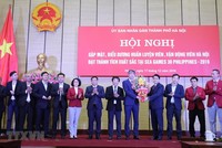 Chủ tịch Ủy ban Nhân dân thành phố Hà Nội Nguyễn Đức Chung tặng hoa, chúc mừng các bộ môn của đoàn thể thao Việt Nam. (Ảnh: Lâm Khánh/TTXVN)