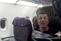 Người đàn ông vẫn hung hăng sau khi bị dán vào ghế. Bộ Nội vụ Nga