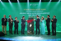 Ông Nguyễn Trùng Khánh - Tổng cục trưởng Tổng cục du lịch trao chứng nhận 5 sao cho Holiday Inn & Suites Saigon Airport.