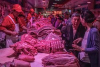 Một khu chợ bán buôn thịt lợn ở Bắc Kinh, Trung Quốc. Ảnh: NY Times.
