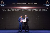 Ông Trần Trọng Dũng, Tổng giám đốc Cam Lâm Investment nhận giải thưởng tại Bangkok ngày 12/12/2019.