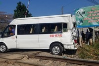 Ôtô cố tình vượt rào chắn gây tai nạn với tàu khách, 5 người bị thương
