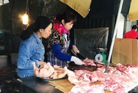 Giá thịt lợn tăng cao đột biến, chuẩn bị cán mốc 200.000 đồng/kg.