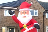 Mua nhầm ông già Noel cao bằng nhà hai tầng