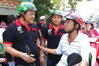 Chủ tịch Tân Hiệp Phát (bìa trái) theo chân đội ngũ bán hàng đến chào hàng tại từng đại lý.