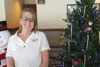 Niềm vui của bồi bàn Rosie khi nhận món quà bất ngờ trước Giáng sinh. Ảnh: Knox Village Soup.