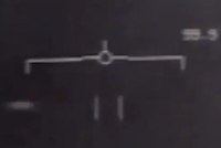 Vật thể lạ lơ lửng trong tầm ngắm của máy bay chiến đấu trước khi vụt sang bên trái rồi biến mất. Ảnh: Secureteam10.