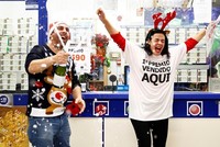 Hai chủ nhân của một gian hàng bán vé số mở rượu ăn mừng khi kết quả giải xổ số El Gordo được công bố ngày 22/12. Ảnh: Reuters.