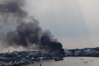 Ngọn lửa bốc cháy ngùn ngụt từ cơ sở sản xuất dầu,