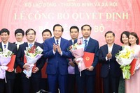 Bộ trưởng Đào Ngọc Dung trao quyết định điều động, bổ nhiệm cho các cán bộ.