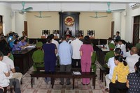 Bị cáo Nguyễn Thanh Hoài và bị cáo Vũ Trọng Lương (hàng trên) và các bị cáo tại phiên tòa. (Ảnh: Nguyễn Quyết Chiến/TTXVN)