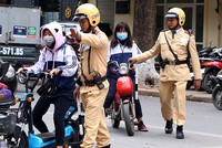 Cảnh sát giao thông Hà Nội trong một lần xử phạt người đi xe đạp điện vi phạm giao thông. Ảnh. Phương Sơn.