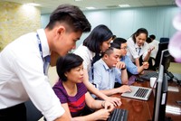 Các robot khó có thể thay thế hoàn toàn vai trò của con người.