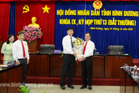 Ông Trần Văn Nam (phải), Ủy viên Trung ương Đảng, Bí thư Tỉnh ủy Bình Dương tặng hoa chúc mừng ông Nguyễn Thanh Trúc. Ảnh: Cổng TTĐT Bình Dương.