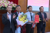 Lãnh đạo Tỉnh ủy, Ủy ban Kiểm tra Tỉnh ủy Lâm Đồng trao quyết định và chúc mừng các đồng chí Nguyễn Ngọc Ánh, Hoàng Xuân Thùy.