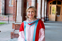 Cựu Ngoại trưởng Mỹ Hillary Clinton tại lễ tốt nghiệp danh dự ở Đại học Queen, Belfast, Bắc Ireland vào tháng 10/2018. Ảnh: Reuters.