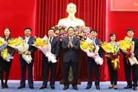 Bí thư Tỉnh ủy Phú Thọ trao quyết định và chúc mừng các đồng chí được giao nhiệm vụ mới.