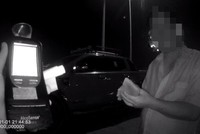 Tổ công tác kiểm tra nồng độ cồn của tài xế. Ảnh: Đức Thuận.