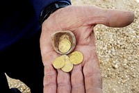 Các đồng xu vàng được giấu trong chiếc bình nhỏ. Ảnh: Xinhua.