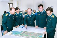 Đại tá, Tiến sĩ Nguyễn Bách Tùng (người đứng giữa).